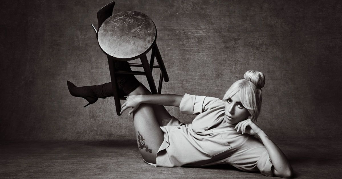 Жіночна Леді Гага в одній сорочці знялась у стильній фотосесії для відомого глянцю