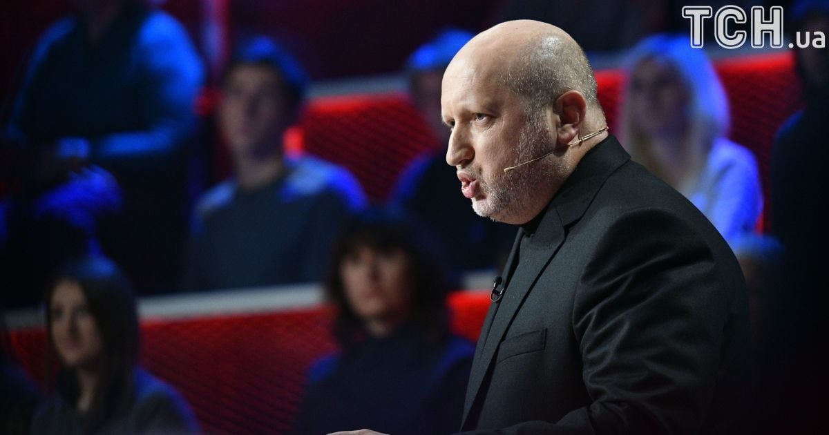 "Більшість людей плекає надію покращити своє життя не тяжкою працею, а завдяки диву" - Турчинов порівняв  Страсний тиждень з ситуацією в Україні
