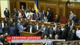 ВР с ссорами и потасовками рассматривала законопроект Порошенко о деоккупации