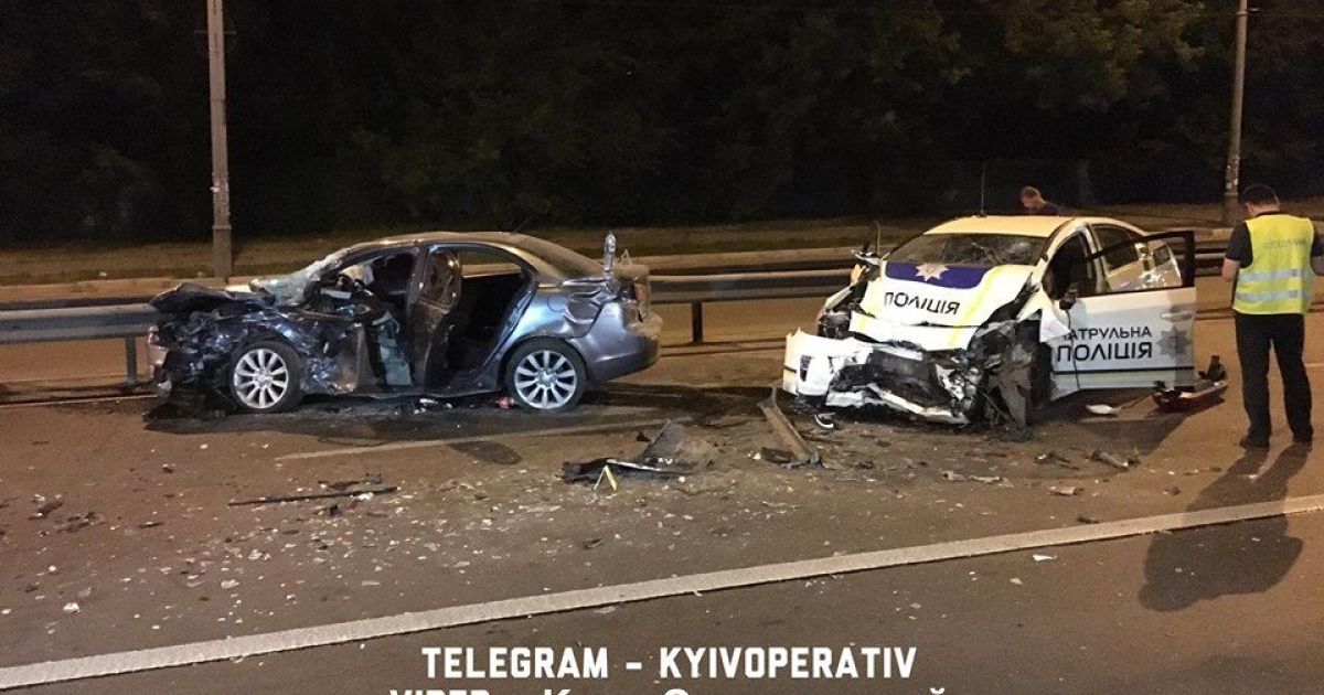 В Киеве полицейский Toyota Prius совершил лобовое столкновение с Mitsubishi Lancer