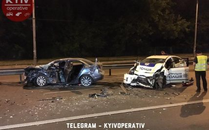 В Киеве полицейский Toyota Prius совершил лобовое столкновение с Mitsubishi Lancer