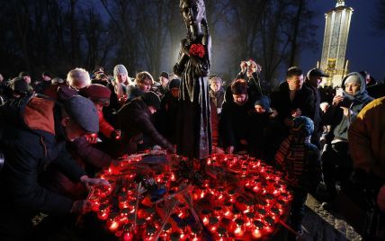 В Киеве неизвестные совершили акт вандализма над скульптурой-симоволом памяти о Голодоморе