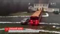 В США школьный автобус врезался в авто на скользкой дороге