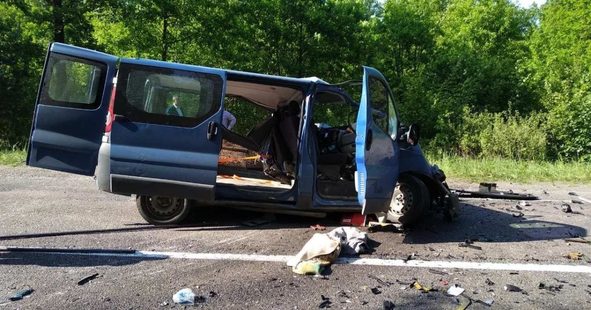 В Ровенской области не разминулись грузовик и микроавтобус: водители погибли на месте