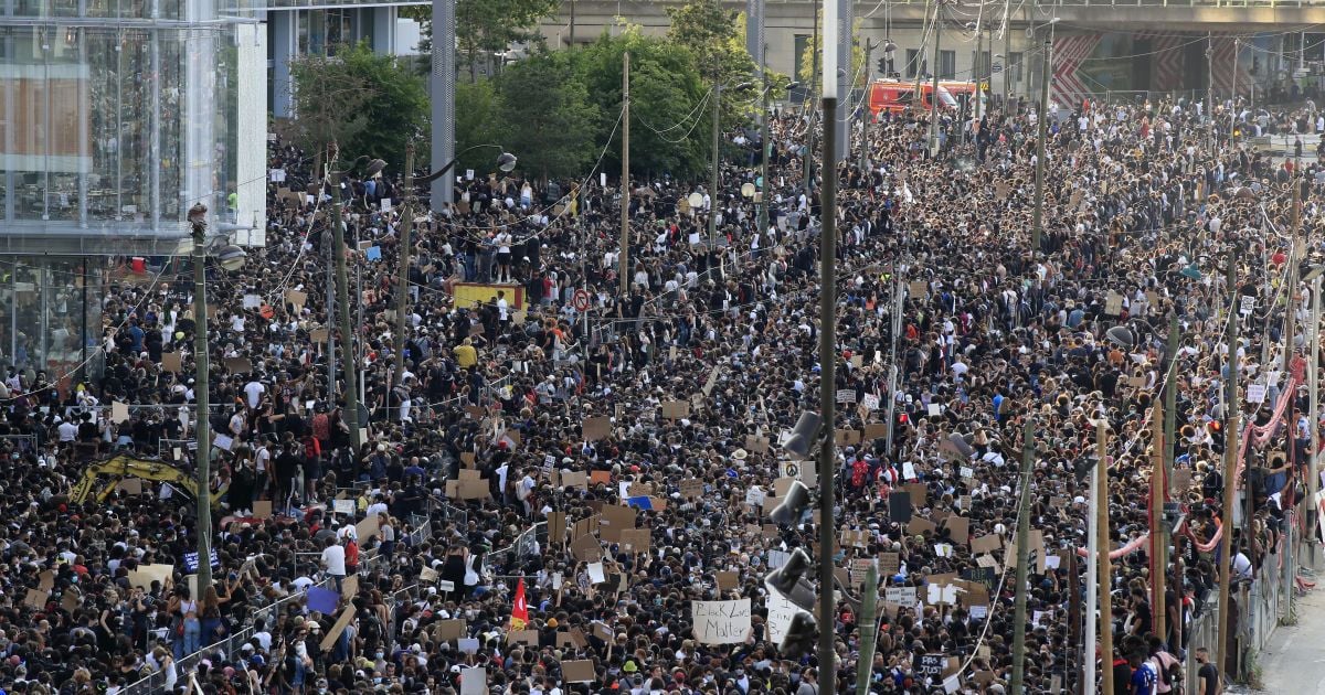 "Я не можу дихати": у Парижі через масові протести проти расизму поліція застосувала сльозогінний газ