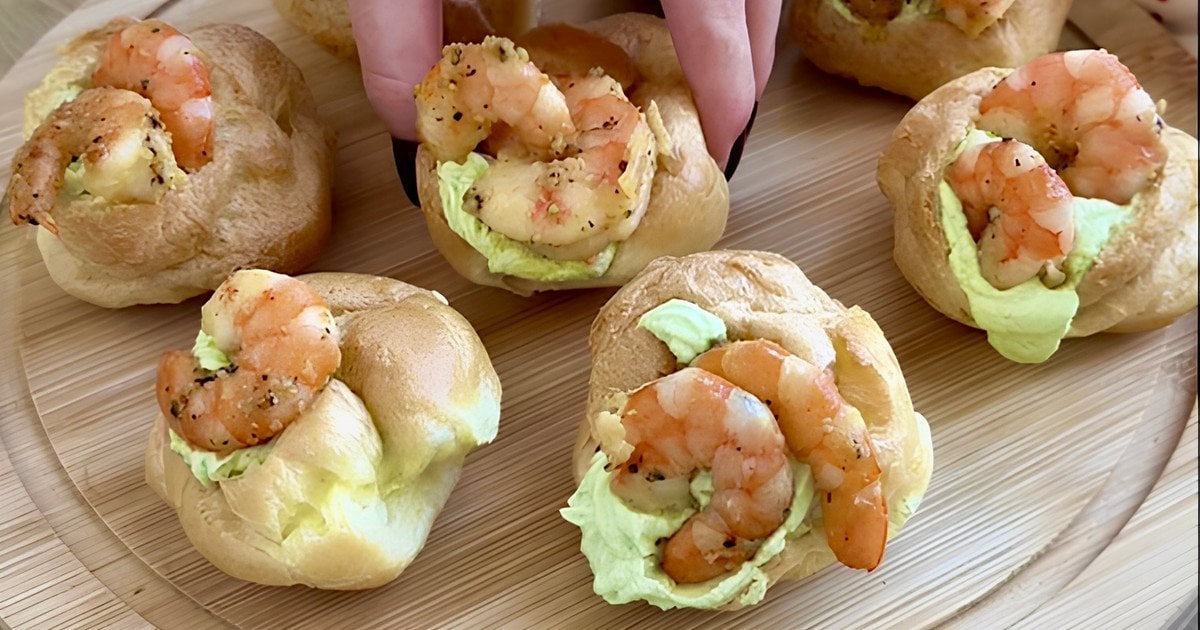 Профітролі з авокадо мусом та креветками tiktok.com_@anastasiiacooking