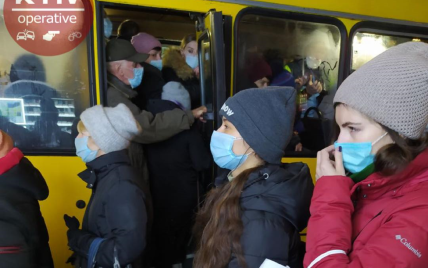 "Поможет только локдаун": в Сети обсуждают фото переполненной маршрутки в Киеве