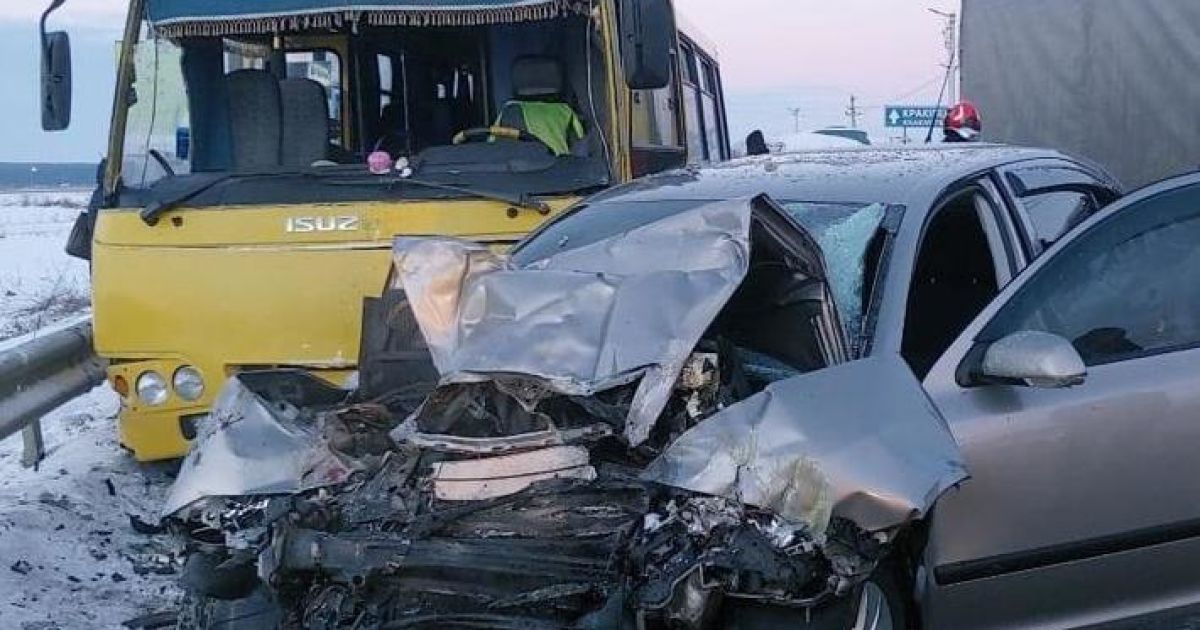 Маршрутка потрапила у смертельну автотрощу біля Львова: є загиблий і потерпілі (фото)