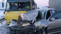 Маршрутка потрапила у смертельну автотрощу біля Львова: є загиблий і потерпілі (фото)