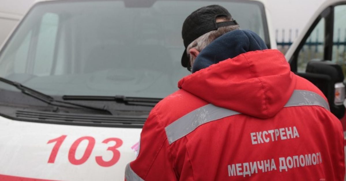 У Києві чоловік накинувся з ножем на доньку та її друга, а потім вистрибнув із вікна четвертого поверху: відео