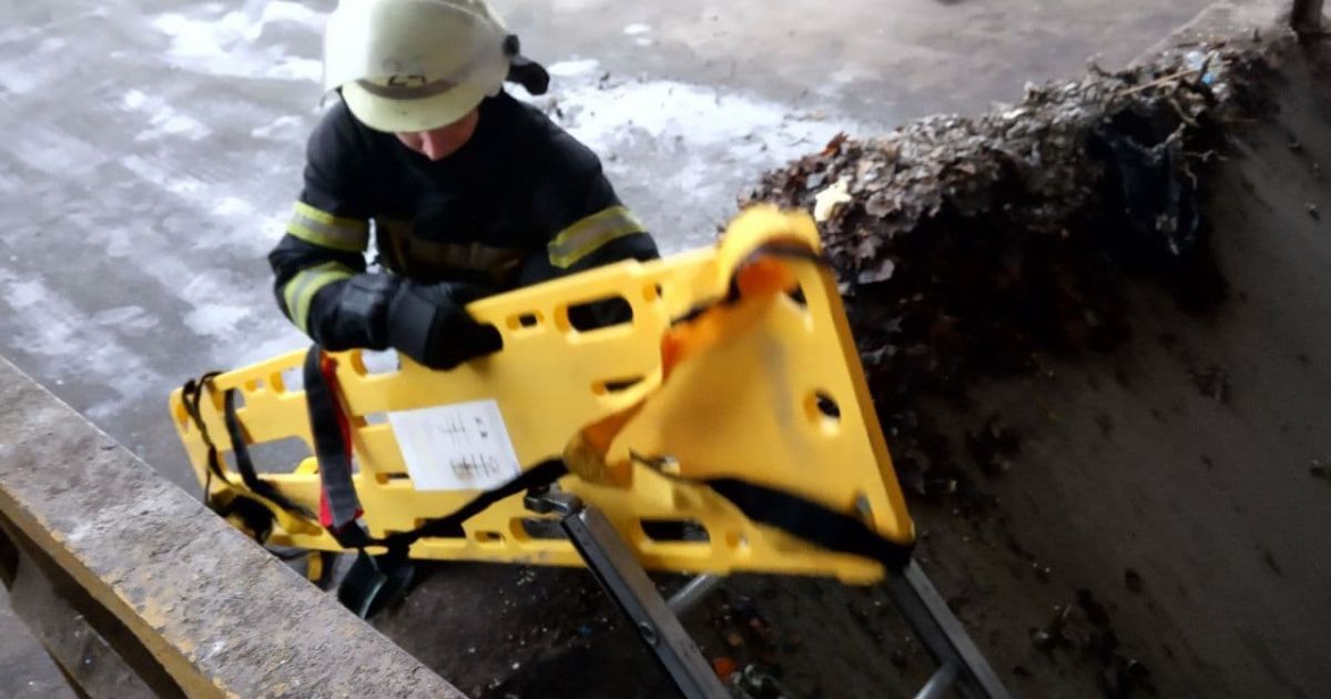 побутові відходи, рятувальники_3 / © ГУ ДСНС у Києві