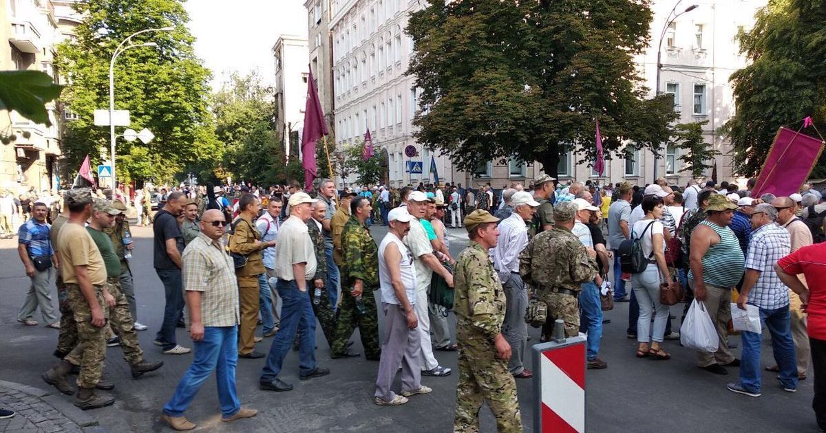 Мітингувальники перекрили центр Києва