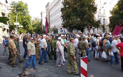 Мітингувальники перекрили центр Києва