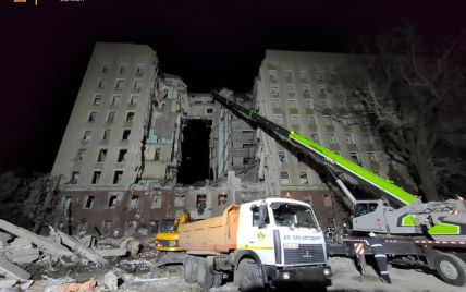 У Миколаєві триває пошук людей під завалами будівлі облради (фото)
