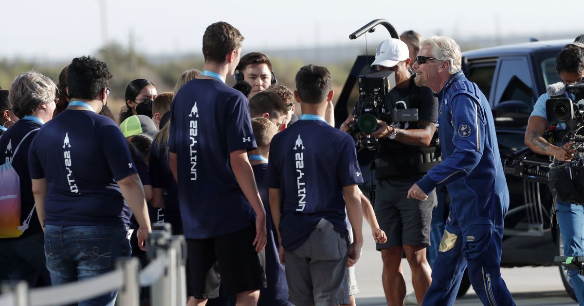 Ричард Брэнсон начал свой первый туристический полет в космос — видео