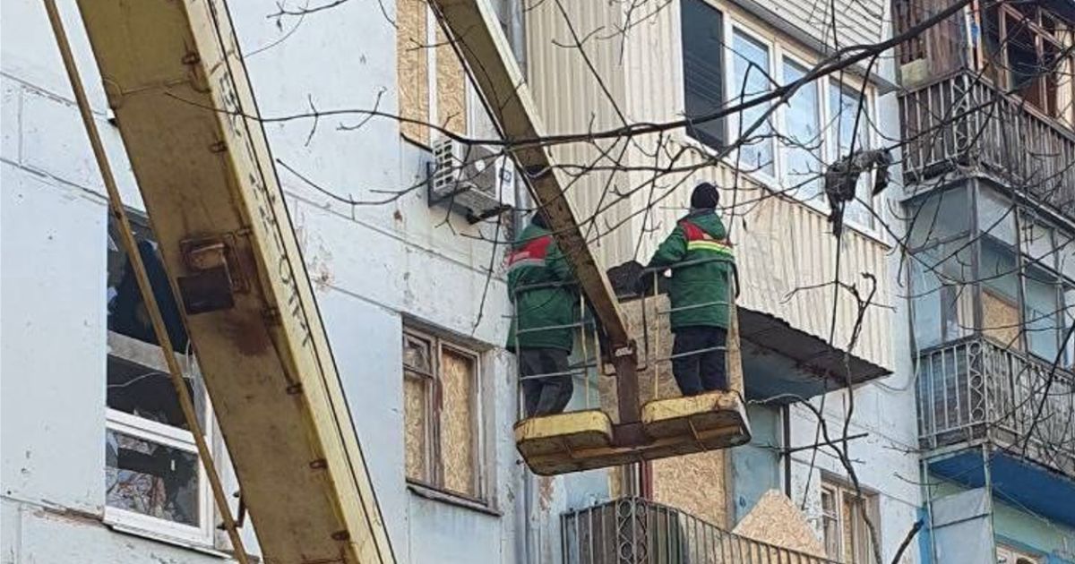 Ракетный удар по Запорожью: 7 жителей разрушенной многоэтажки остаются в больнице