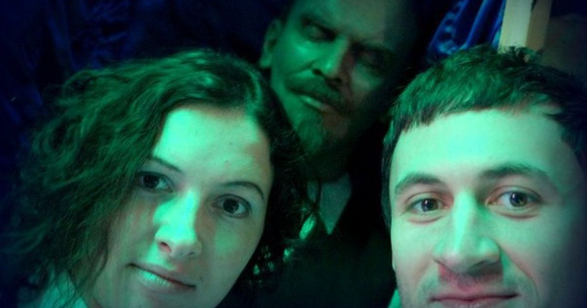 Несмотря на обещанную денежную награду, не каждый способен улыбнуться во время селфи с покойным / © Вконтакте/Селфи с покойными