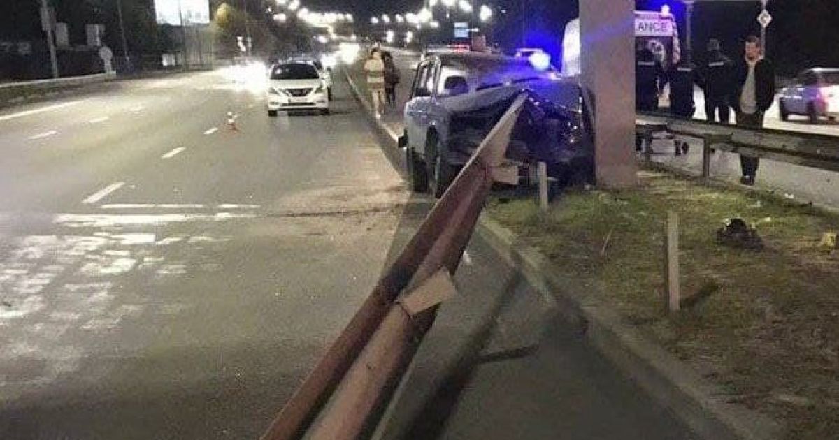 Відбійник пройшов наскрізь: у Києві ВАЗ потрапив у смертельну ДТП (відео)
