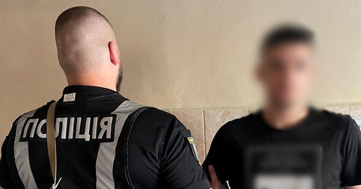 В Киеве двое 22-летних парней повредили полицейский автомобиль
