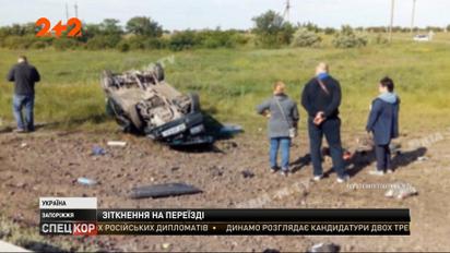 У Запоріжжі на залізничному переїзді потяг протаранив легковик