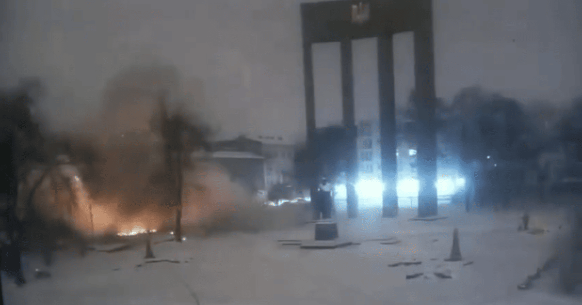 Місце влучання «Шахеда» біля пам’ятника Бандері у Львові