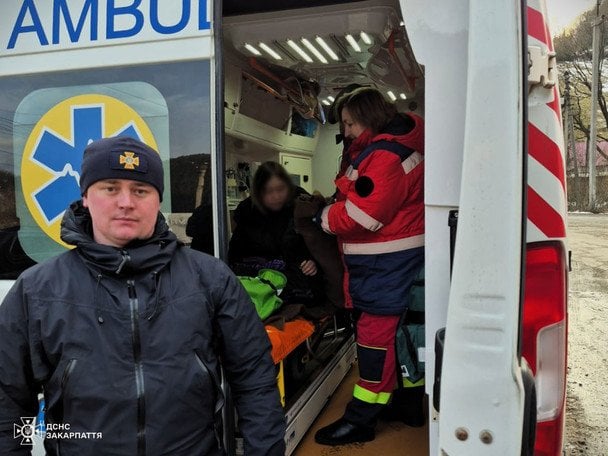 Двоє молодих людей застрягли на Чорногірському хребті на Закарпатті.  / © ДСНС України