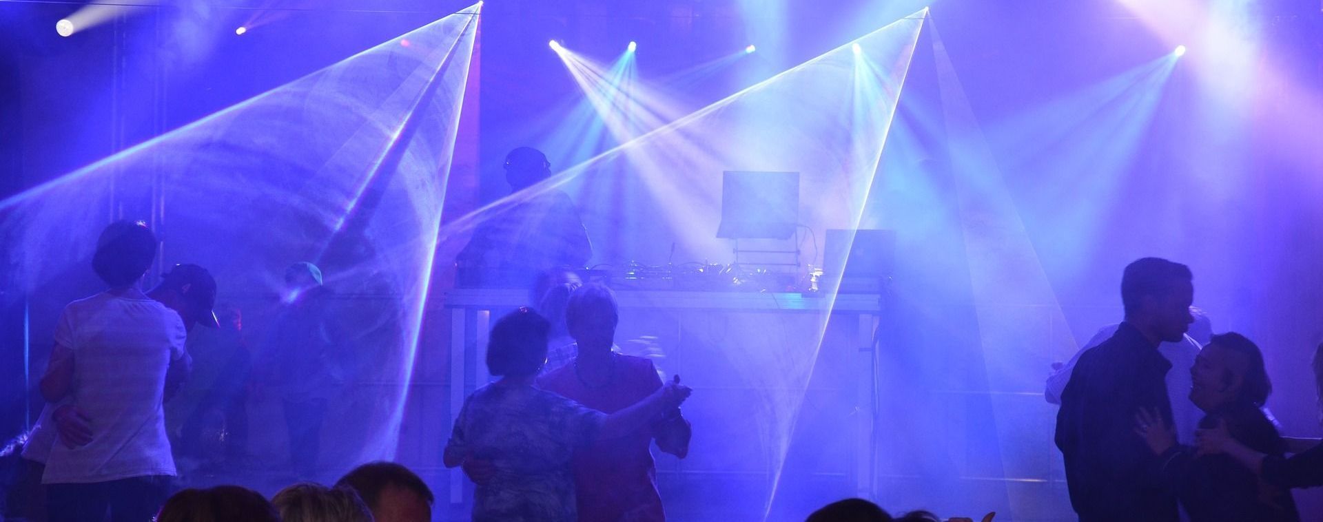 У клубі в Полтаві підлітки "відривалися" під російську музику, бо їм "набридла війна": деталі скандалу