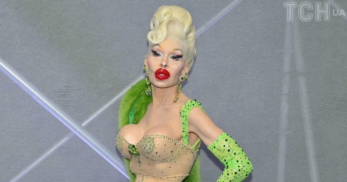 Алдымен қара адам әйелін, содан кейін күйеуін трахает