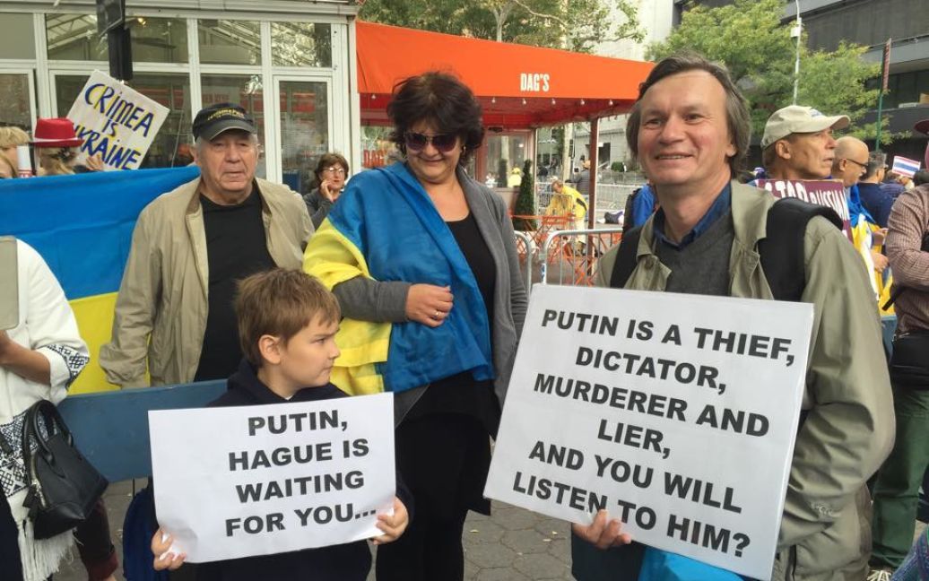 Возле штаб-квартиры ООН протестуют против политики Путина. / © facebook/Елена Рыковцева