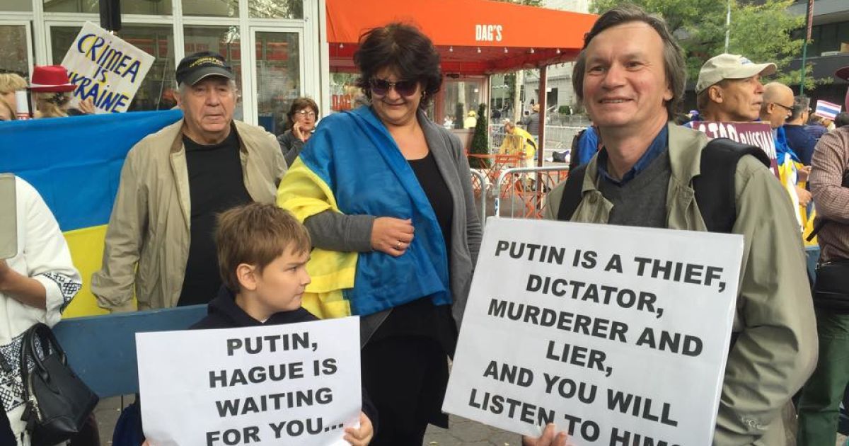 Возле штаб-квартиры ООН протестуют против политики Путина. / © facebook/Елена Рыковцева