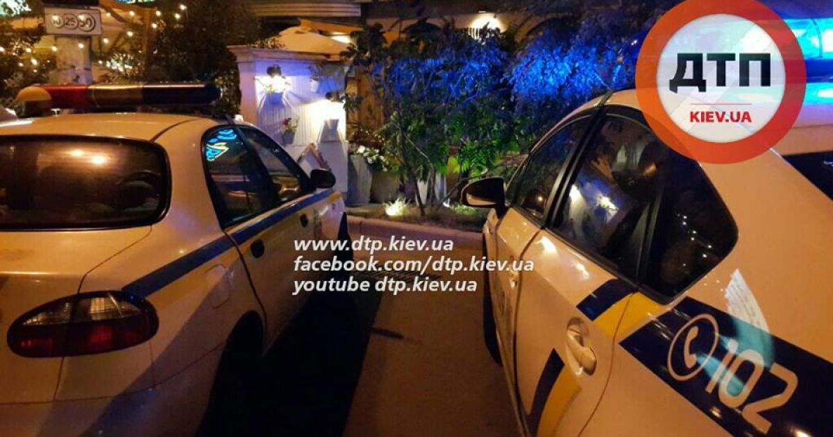 Мужчина врезался в столик кафе / © facebook.com/dtp.kiev.ua