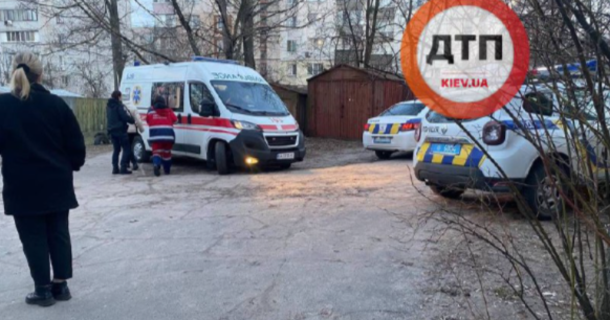 В Киеве подросток выпал из окна пятого этажа жилого дома: фото