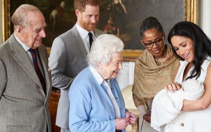 В голубом кардигане и с макияжем: королева Елизавета II надела простую одежду для семейной съемки с ребенком Сассекских
