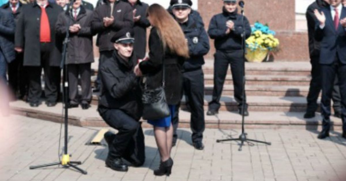 Романтическая служба: черновицкий коп сделал предложение во время присяги