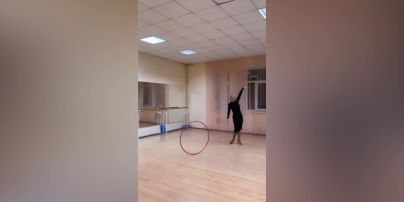 Лилия Ребрик вспомнила гимнастическое прошлое и показала упражнения с обручем