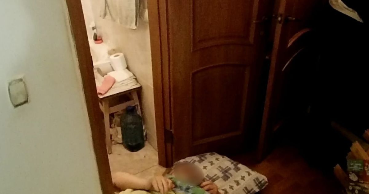 Внезапно стало плохо: под Киевом женщина почти двое суток пролежала на полу
