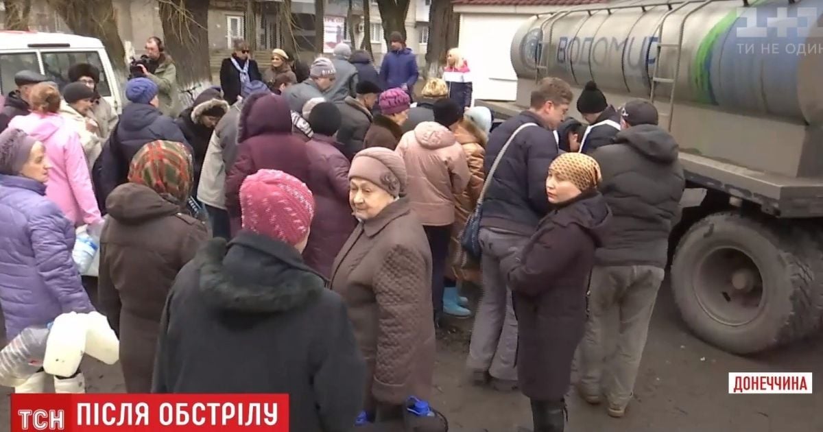 Авдіївка під обстрілами: люди в чергах за водою, заняття в розбитій школі