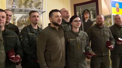 Владимир Зеленский наградил бойцов Нацгвардии, отличившихся в боях с российским агрессором