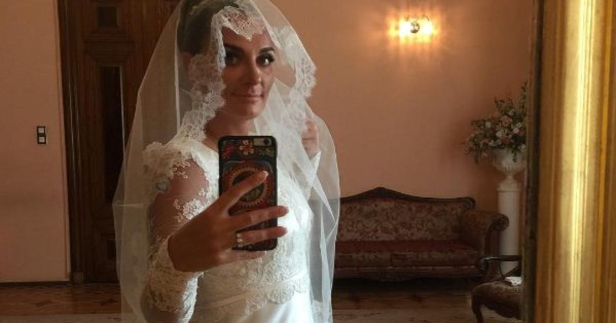 Елена Ваенга в свадебном платье сообщила, что выходит замуж