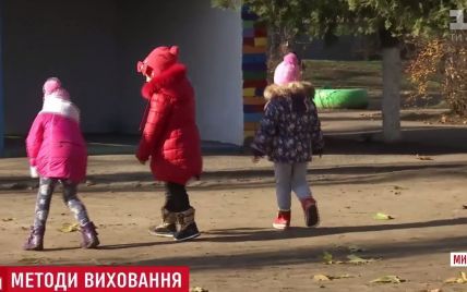 У Миколаєві матір випадково побачила, як вихователька дитсадка гамселить її 4-річну дитину ногами