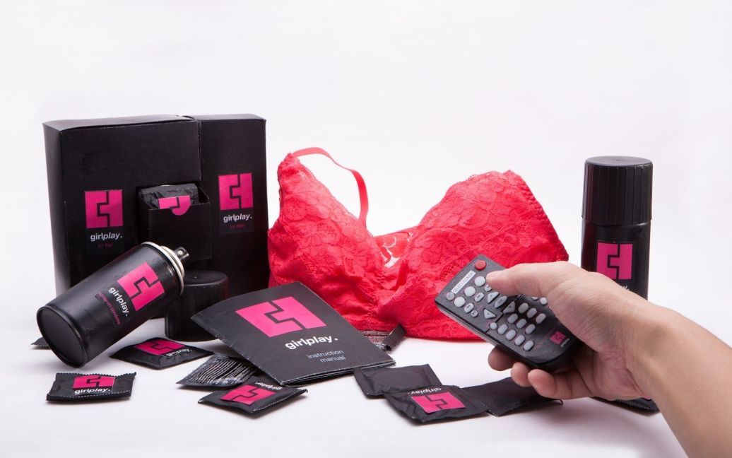 В наборе для влюбленных можно найти аэрозольный презерватив и "умный" бюстгальтер / © Packaging of the world
