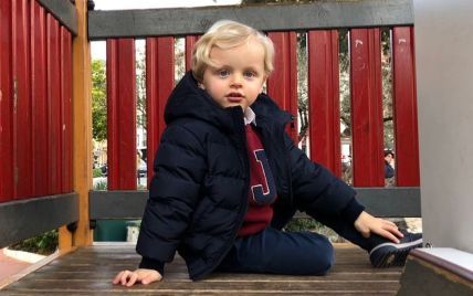 На детской площадке и не только: княгиня Шарлин опубликовала новые фото своих подросших близнецов