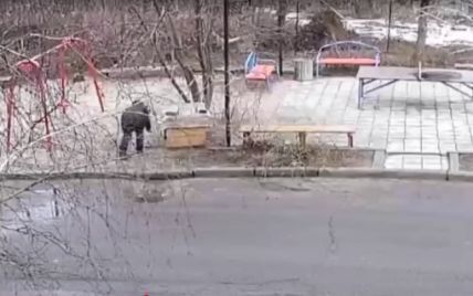 Конають у страшних муках: з'явилося відео, як жінка труїть безпритульних собак у Слов'янську (відео)