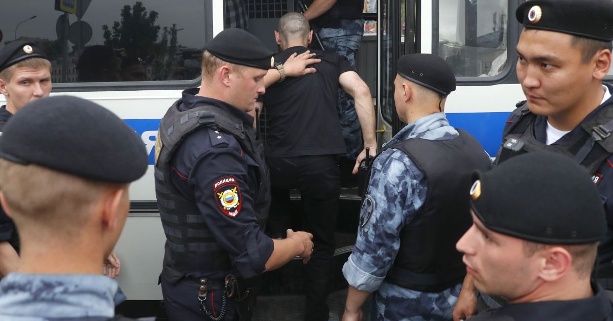 В России открыли производство в связи с незаконным задержанием журналиста Голунова