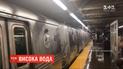 Наводнение в Нью-Йорке: пассажиры метро сняли, как потоки воды залили подземку мегаполиса