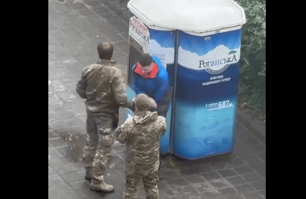 В Харькове работник ТЦК избил мужчину во время проверки документов (видео)