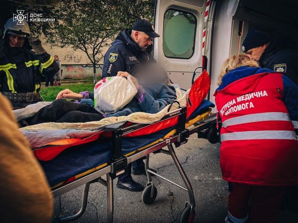 Наслідки падіння уламків у Глевасі Київської області / © ДСНС України у Telegram