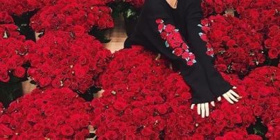 Миллион алых роз: довольная Анна Седокова купается в цветах