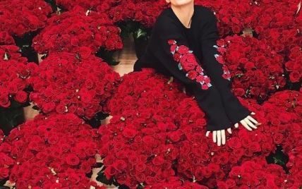 Миллион алых роз: довольная Анна Седокова купается в цветах