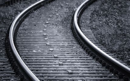 Сидів на колії: в Тернопільській області потяг збив на смерть чоловіка з Луганщини